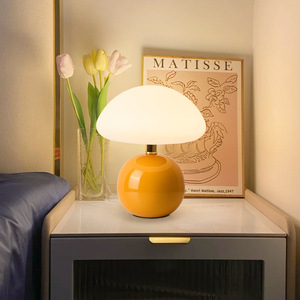 Lampe de table moderne en forme de champignon, base en céramique brillante, abat-jour en verre givré blanc, lampe de chevet rétro pour chambre à coucher - Product Image 1