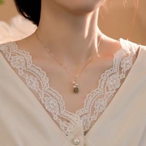 Collar de Clavícula Elegante con Pequeña Flor, Chapado en Oro de 14K, con Perla de Agua Dulce y Diamantes, Estilo Simple y Moderno, Rojo, de Moda en Línea - Product Image 5