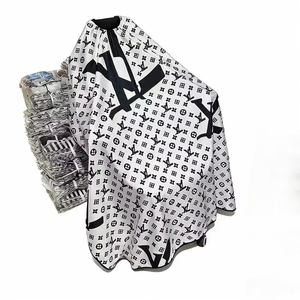 Bata de peluquería retro creativa negra antiadherente para clientes, para peluquería y salón de belleza - Product Image 1