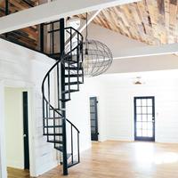Escalier intérieur en colimaçon peu encombrant avec colonne centrale en acier et marches en noyer pour une utilisation moderne en appartement