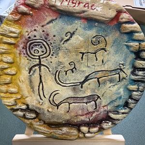 Figurine en argile artisanale de taille moyenne et ensemble d'aimants de réfrigérateur à motifs de pétroglyphes anciens - Décoration pour Navigateur du Désert, Guérison Mystique et Manifestation - Product Image 2