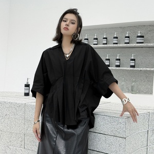 เสื้อเชิ้ตแขนสั้นคอวีทรงหลวมแบบจีบไม่สม่ำเสมอ Bettergirl คอลเลคชั่นฤดูร้อน 2025 - Product Image 4