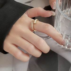 Anillo Abierto de Alta Calidad para Mujer, Chapado en Oro, Sin Deslustre, Sin Níquel, Sin Plomo, Moderno, con Circonita Blanca y Diseño de Concha, Venta al por Mayor - Product Image 1