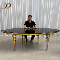 Tables de banquet élégantes en verre noir avec cadre en acier inoxydable doré, tables de mariage demi-lune pour les mariés