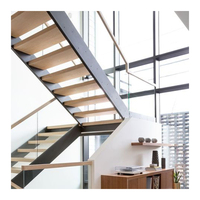 Escalier moderne à double plaque d'acier avec poutre en bois courbée et garde-corps en verre, escalier intérieur pour villa