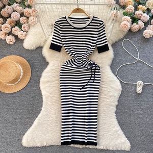 Robe élégante et raffinée à col rond, coupe ajustée, plissée, style sœur royale, pour femme mature, de haute qualité - Product Image 1