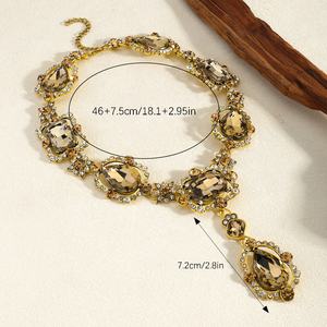 قلادة كبيرة على شكل قطرة ماء هندسية للنساء، سلسلة ذهبية اللون عصرية مع أحجار كريستالية ومواد معدنية - Product Image 4