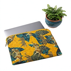 Sac de voyage pour ordinateur portable en coton matelassé imprimé, fabriqué à la main par FloraWeave, avec fermeture éclair et bandoulière - Product Image 5