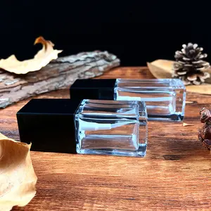 Nouveau produit bouteille de parfum en verre transparent de forme carrée avec pompe de pulvérisation pour femme et homme