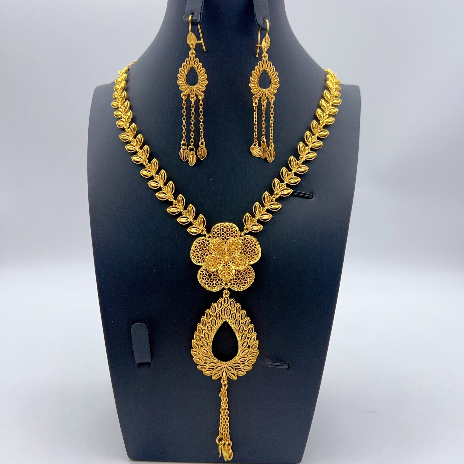 Ensemble collier et boucles d'oreilles en or Aml-145