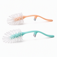 Brosse WC manuelle premium en PP à long manche, poignée ergonomique incurvée, poils denses bicolores, grattoir de rebord pour un nettoyage en profondeur de la salle de bain