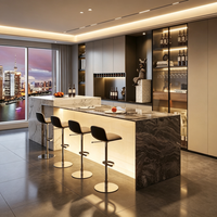 Ensemble de bar à domicile moderne et luxueux sur mesure, îlot de cuisine avec comptoir en pierre, armoire à vin en verre et aluminium, et éclairage LED intégré
