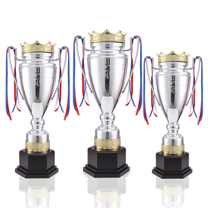 Nouveau Trophée Sportif Métallique Haut <span class=keywords><strong>de</strong></span> Gamme Personnalisé Grande Taille avec Couronne Dorée et Rubans pour Champions <span class=keywords><strong>de</strong></span> Football - Product Image 6