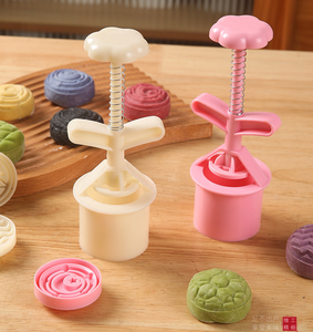 Nouveau Lot de 6 Moules à Gâteaux de Lune en Plastique Alimentaire Pas Cher 2026 – Tampons Manuels à Pression pour Pâtisserie, Biscuits et Desserts de la Saint-Valentin - Product Image 1