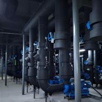 Tube d'isolation en mousse de caoutchouc pré-découpé auto-adhésif NBR PVC à cellules fermées, moderne et écologique, pour tuyau de climatisation en cuivre