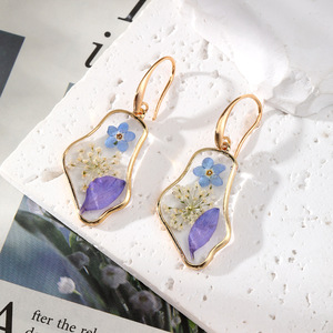 Pendientes Colgantes de Flores Secas Chapados en Oro, Hechos a Mano, con Colgante Irregular, Joyería Floral, Regalo para Mujer - Product Image 2
