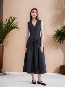 Abito lungo estivo 2026 nuovo alla moda, semplice, casual, scollo a V, con bottoni, tinta unita, vestibilità ampia, traspirante, senza maniche - Product Image 2