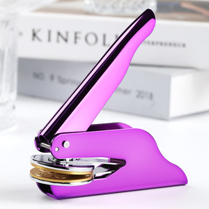 Machine à embosser portable avec pince à trois couleurs pour la décoration de livres et d'enveloppes, motifs personnalisés - Product Image 4