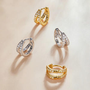 Orecchini a Cerchio Dorati con Diamanti Rotondi Incastonati a Canale per Uso Quotidiano Femminile, Placcati in Oro 18K, Design Geometrico - Product Image 5