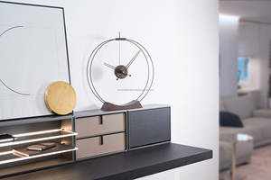 Elegante reloj de mesa de péndulo de madera y metal con revestimiento negro Diseño vintage perfecto para una elegante oficina en casa y decoración de regalos - Product Image 2