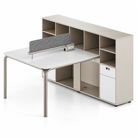 Poste de travail modulaire moderne avec écran de confidentialité, armoire de rangement haute, étagères ouvertes et accès aux câbles pour bureaux