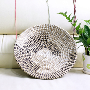 Panier mural décoratif en jonc de mer naturel tressé à la main, fabriqué au Vietnam - Product Image 1