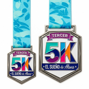 Medaglia di Finitura <span class=keywords><strong>El</strong></span> <span class=keywords><strong>Sueno</strong></span> De Alana Tercer 5K, Ottagonale Colorata con Rilievo e Nastro Blu a Foglia per Gare 5K Benefiche - Product Image 1