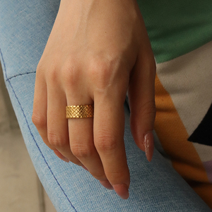 Chris April Vorrätig PVD 18K Vergoldeter Personalisierter Breiter Geflochtener Herrenring aus 316L Edelstahl - Product Image 1