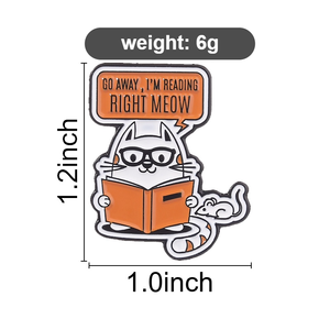 Spilla smaltata divertente Gatto che legge: Va' via, sto leggendo, gatto con occhiali e topo, distintivo da risvolto - Product Image 6