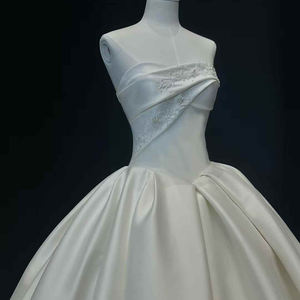 Robe de mariée sirène/trompette moderne en satin avec dentelle florale et cristaux pour femme, modèle NT77 - Product Image 5