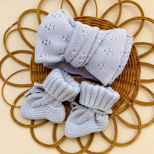 Set 2 Pezzi: Fascia per Capelli e Calzini per Neonata, in Cotone Lavorato a Maglia, con Fiocco Grande a Punto Traforato, Regalo per Neonato/a - Product Image 3