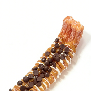 Modèle de churro espagnol réaliste en plastique de 9,5 pouces, accessoire de dessert artificiel écologique avec pépites de chocolat, caramel et sauces blanches. - Product Image 3