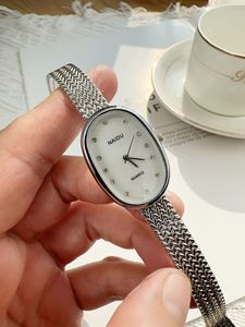 Bán nóng hình bầu dục phụ nữ xinh đẹp đồng hồ với dây đeo bằng thép không gỉ cho phụ nữ đơn giản ngọc trai quay số với kim cương tối giản Đồng hồ đeo tay - Product Image 3