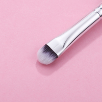 Kuas Concealer mata hitam kecil kustom MOQ rendah kuas Concealer mata sintetis kuat datar pegangan kayu kuas tunggal untuk Concealer mata