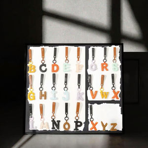 سلسلة مفاتيح إبداعية عالية الجودة من الجلد الصناعي بحروف إنجليزية أولية من ووي، إكسسوارات للسيارة والحقيبة قابلة للتخصيص - Product Image 2