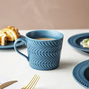 Tazza da caffè blu goffrata unica decorativa moderna rustica all'ingrosso da 10 once tazza bianca in ceramica