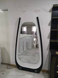 Miroir de Salon Minimaliste sur Pied en Verre Irrégulier avec Éclairage LED – Miroir de <span class=keywords><strong>Coiffeur</strong></span> Moderne Pleine Longueur pour Salon de Coiffure (Vente en Gros) - Product Image 4