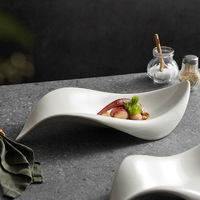 Assiettes en porcelaine irrégulières et distinctives en forme de feuille, bols à salade, plateaux à sashimi haut de gamme, plats de présentation artistiques
