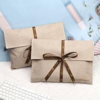 Mode Logo personnalisé 100% naturel Jute toile de jute enveloppe forme cadeau vêtements cheveux emballage sac à poussière enveloppe réutilisable pochette en jute