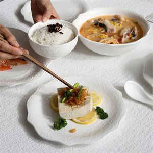 Service <span class=keywords><strong>de</strong></span> table élégant en céramique blanche gaufrée, assiettes et bols à bord festonné pour dîners formels et cadeaux - Product Image 5