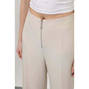 Pantalon plissé beige élégant pour femme Puane avec fermeture éclair et plis, idéal pour le bureau ou les occasions décontractées, Modèle 18228PNT - Product Image 4