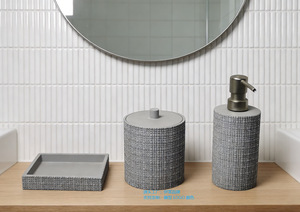 Ensemble de salle de bain 3 pièces en résine gaufrée <span class=keywords><strong>3D</strong></span> gris béton, style européen, avec distributeur à pompe en métal brossé, pot à coton-tige à couvercle et <span class=keywords><strong>porte</strong></span>-<span class=keywords><strong>savon</strong></span> - Product Image 6