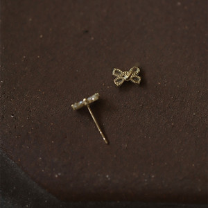 Élégantes boucles d'oreilles clous en argent sterling plaqué or 14 carats avec mini nœud papillon et zircon, idéales pour mariage, anniversaire, fiançailles et cadeau - Product Image 4