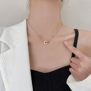 Collana Classica e Trendy con Doppio Cerchio Placcato Oro Vero e Diamanti, Pendente con Anelli Intrecciati in Acciaio al Titanio con Numeri Romani - Product Image 2