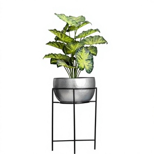 Florero plateado Maceta decorativa de metal para exteriores con estante negro Nuevo diseño Decoración de jardín Maceta martillada de hierro - Product Image 1