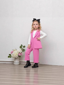 Completo Elegante da Ragazza a Tre Pezzi: Gilet Rosa con Perline, Top Bianco a Maniche Lunghe e Pantaloni a Gamba Dritta - Product Image 3
