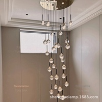 Lustre en cristal sur mesure pour villa de luxe à double étage avec salon ouvert, escalier long et installation LED à double usage