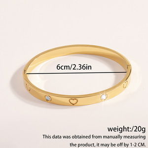Brazaletes de Lujo Chapados en Oro de Acero Inoxidable con Corazón de Circón Estilo Carti para Mujer - Product Image 6