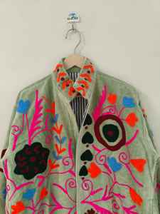 Veste en velours brodée Suzani bohème, art floral vibrant, manteau unique de style folklorique, vêtement d'extérieur coloré, veste brodée Suzani - Product Image 2