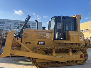 รถดันดิน CAT D7G มือสองคุณภาพสูง, ความจุใบมีด 4.2 ลูกบาศก์เมตร, แรงยึดเกาะที่แข็งแกร่ง, ห้องโดยสารแบบเปิด, ประสิทธิภาพที่เชื่อถือได้, มีหลายคัน - Product Image 1